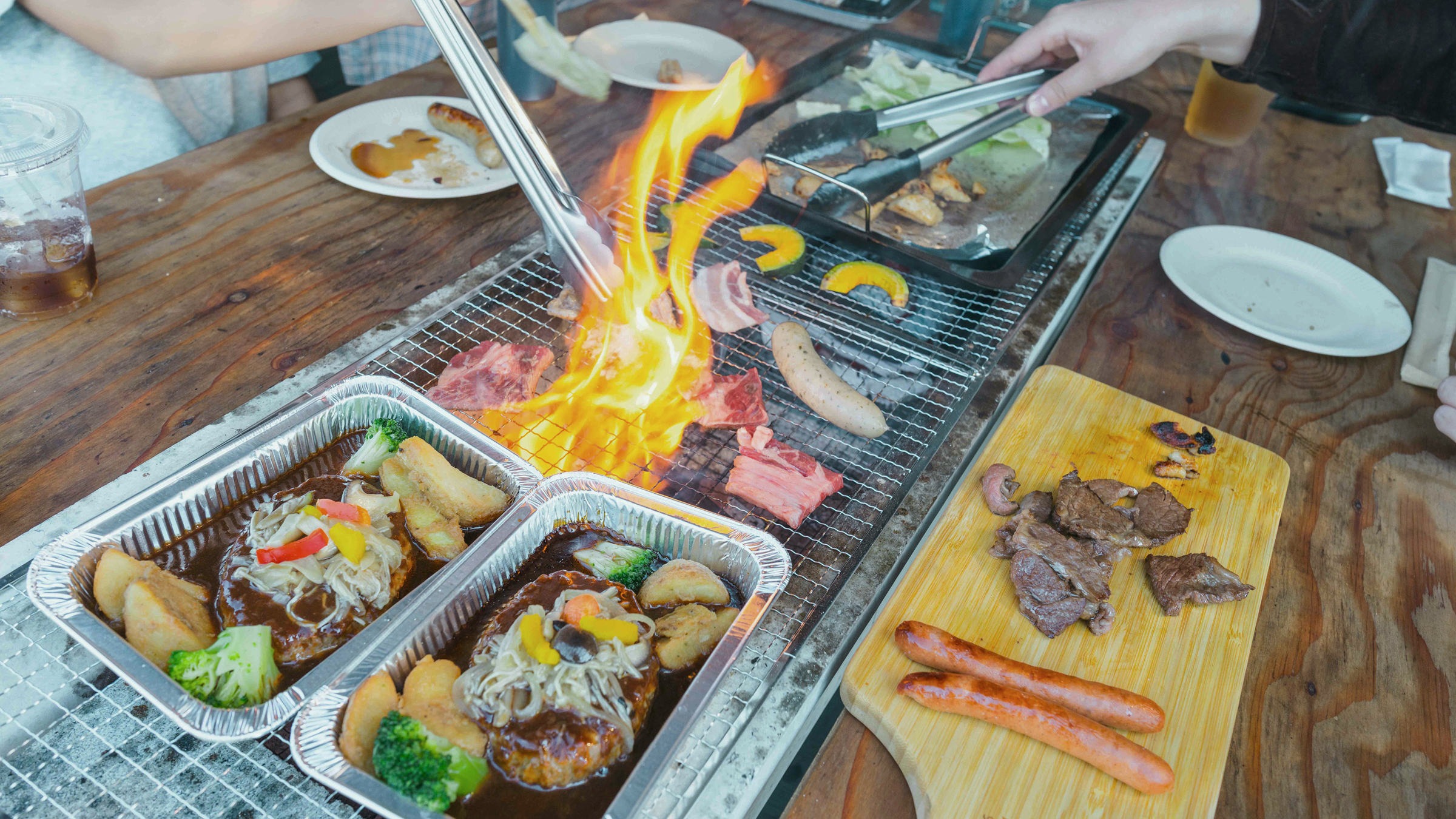 炭火で肉や野菜を焼くBBQの様子