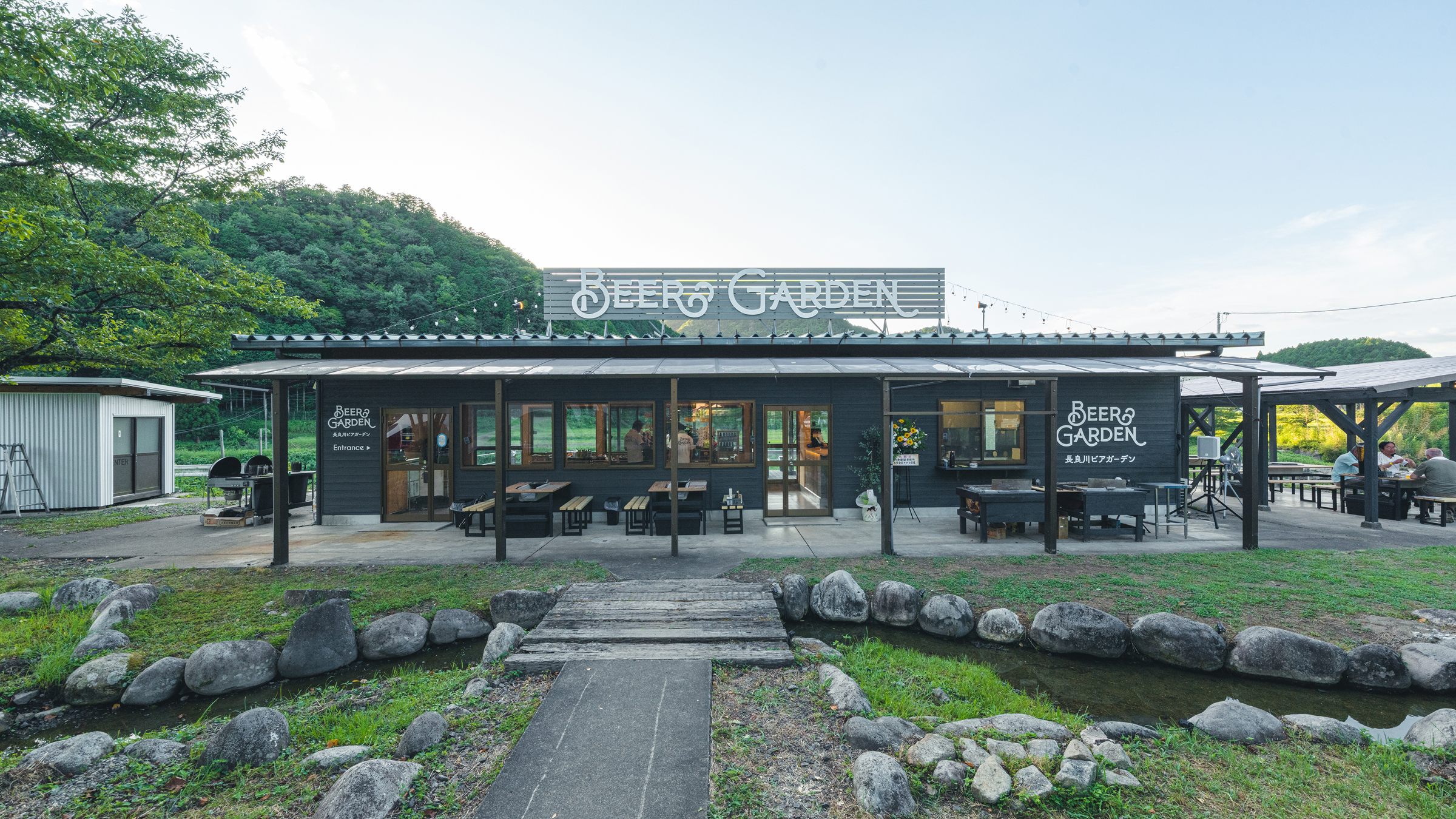 昼の長良川BBQ＆ビアガーデンの建物と屋外席