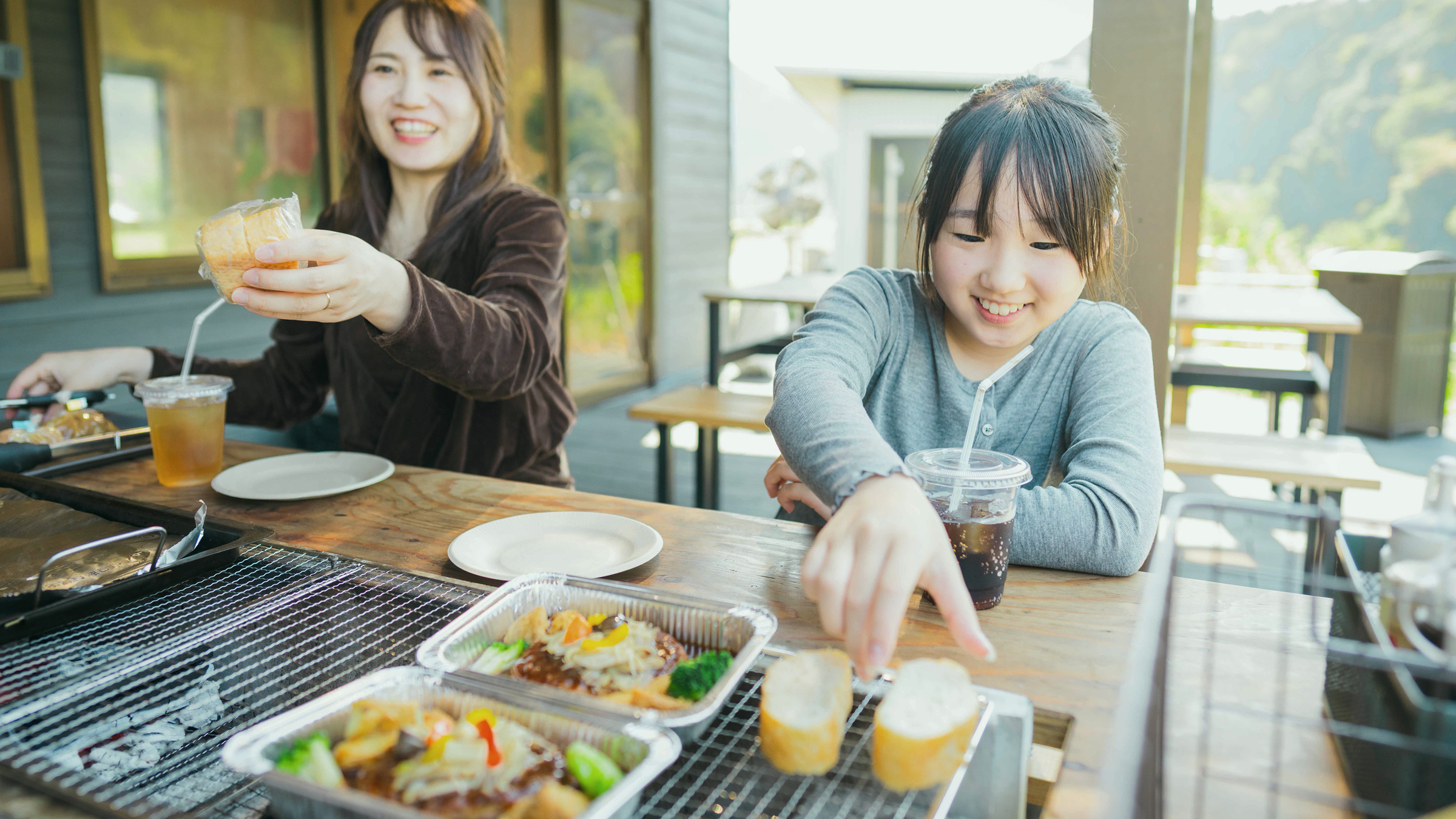 BBQテーブルで料理を囲む人たち