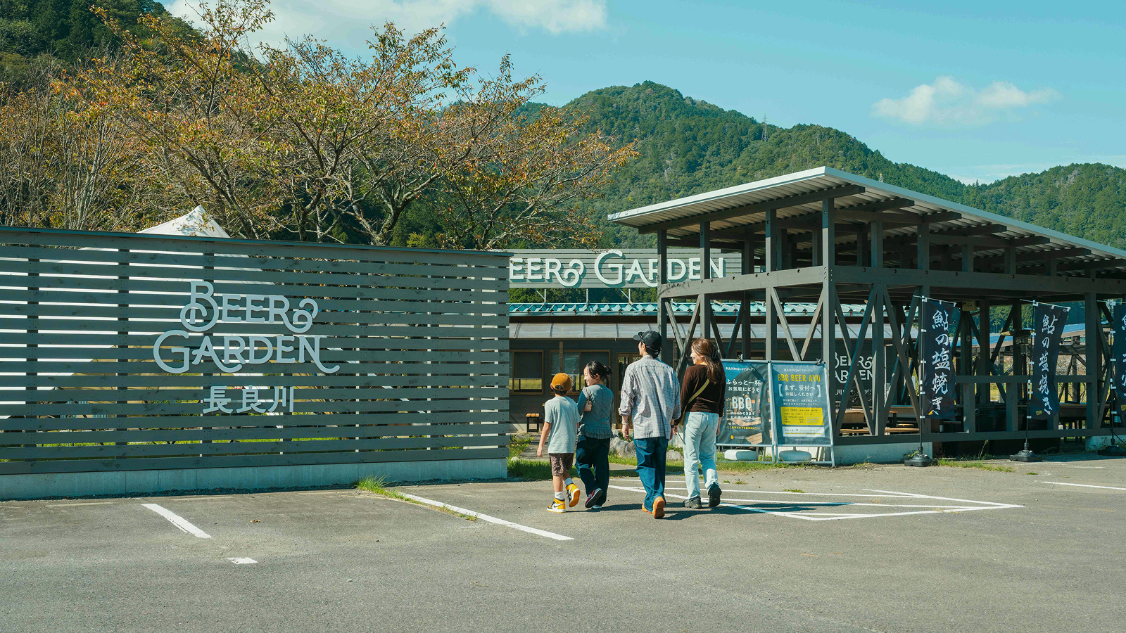 昼の長良川BBQ＆ビアガーデン外観と入口へ向かう人たち