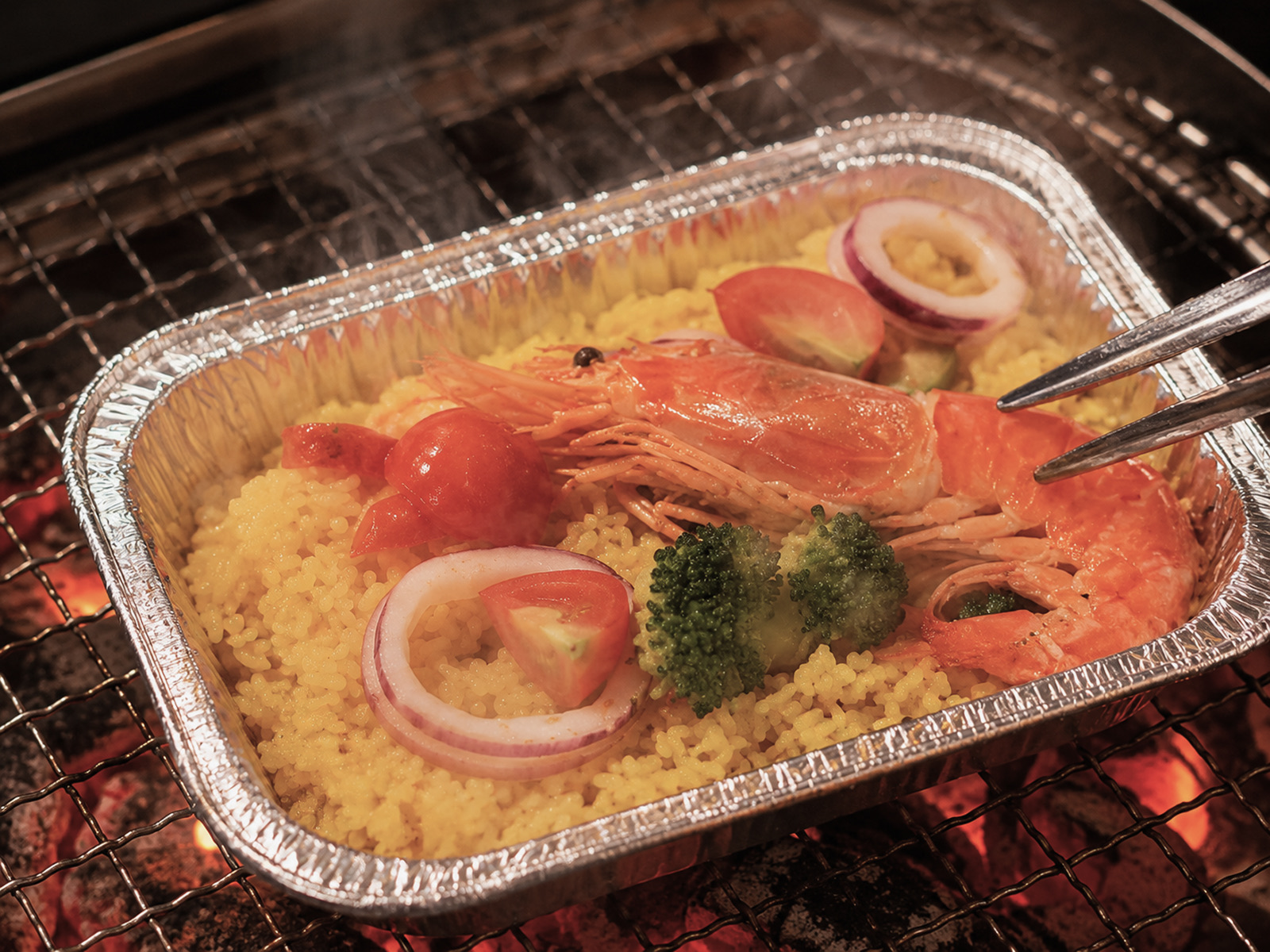 ビストロBBQプレートを仕上げるテーブル