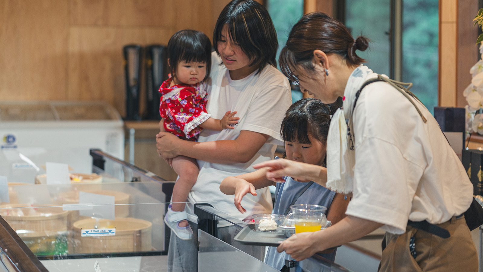 売り場で食材やドリンクを選ぶ様子