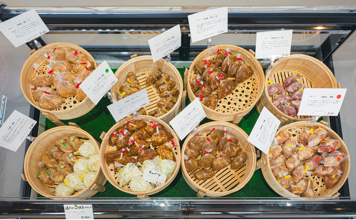 売り場の冷蔵ケースに並ぶ郡上の鶏ちゃん