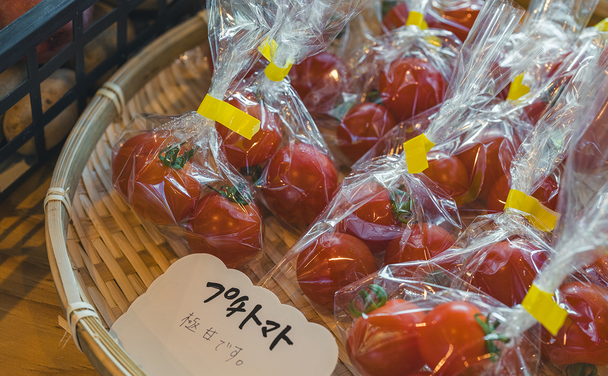 売り場に並ぶ袋入りのフルーツトマト