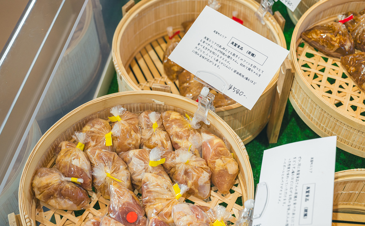 売り場の冷蔵ケースに並ぶ肉や郡上らしい食材