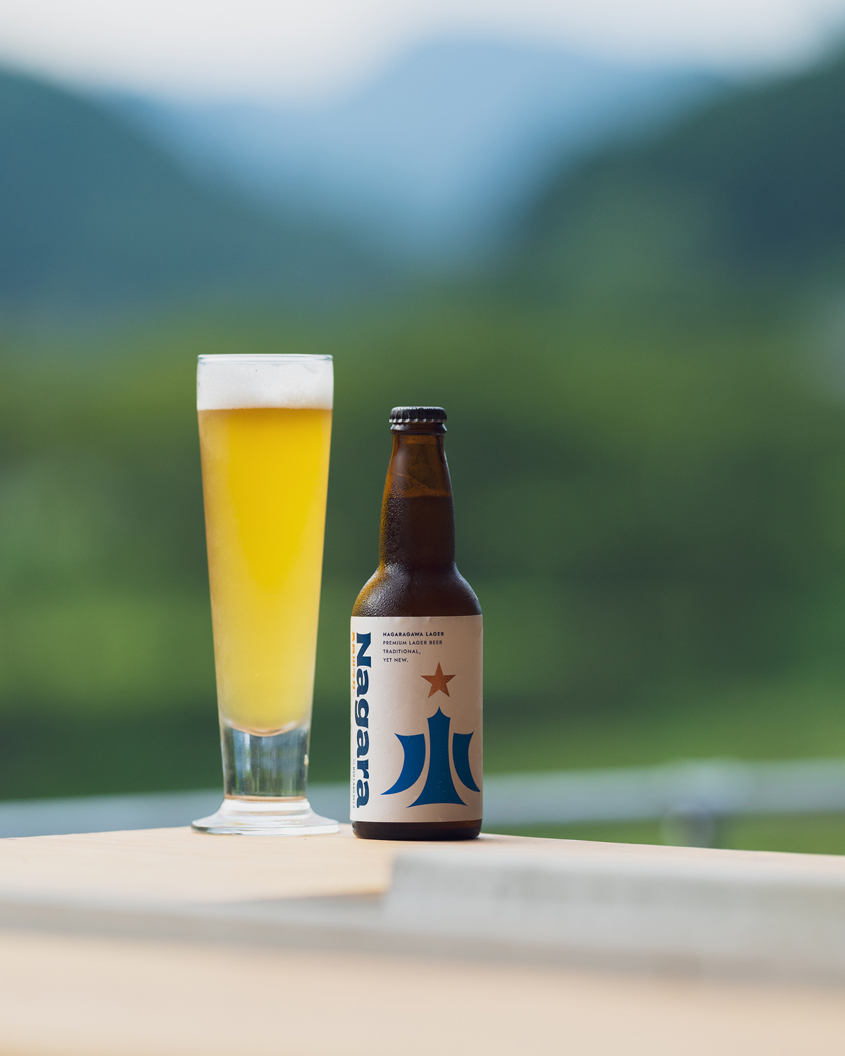 長良川ラガーを注ぐ手元と、できたての一杯
