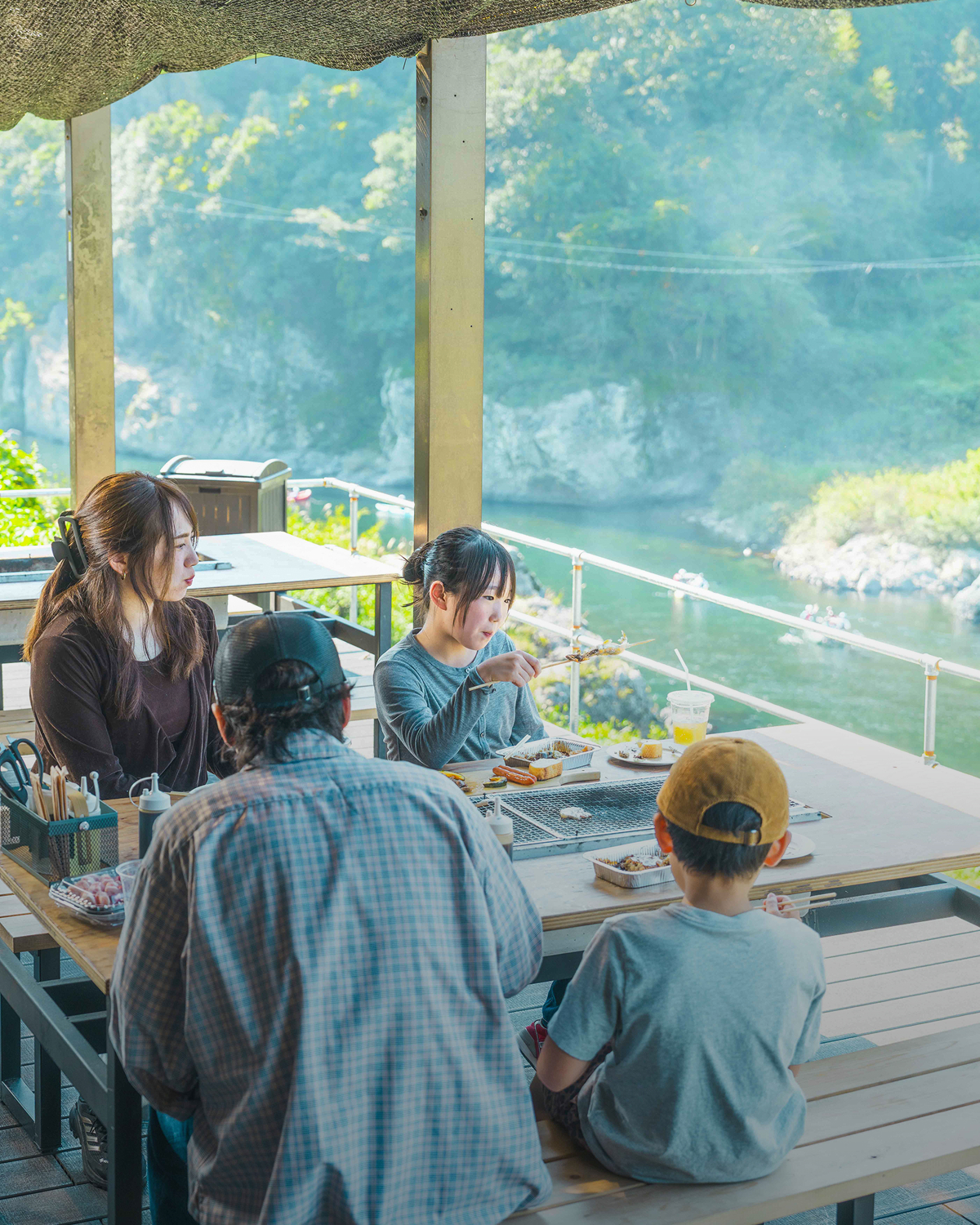 長良川を眺めながら食事をする人たち