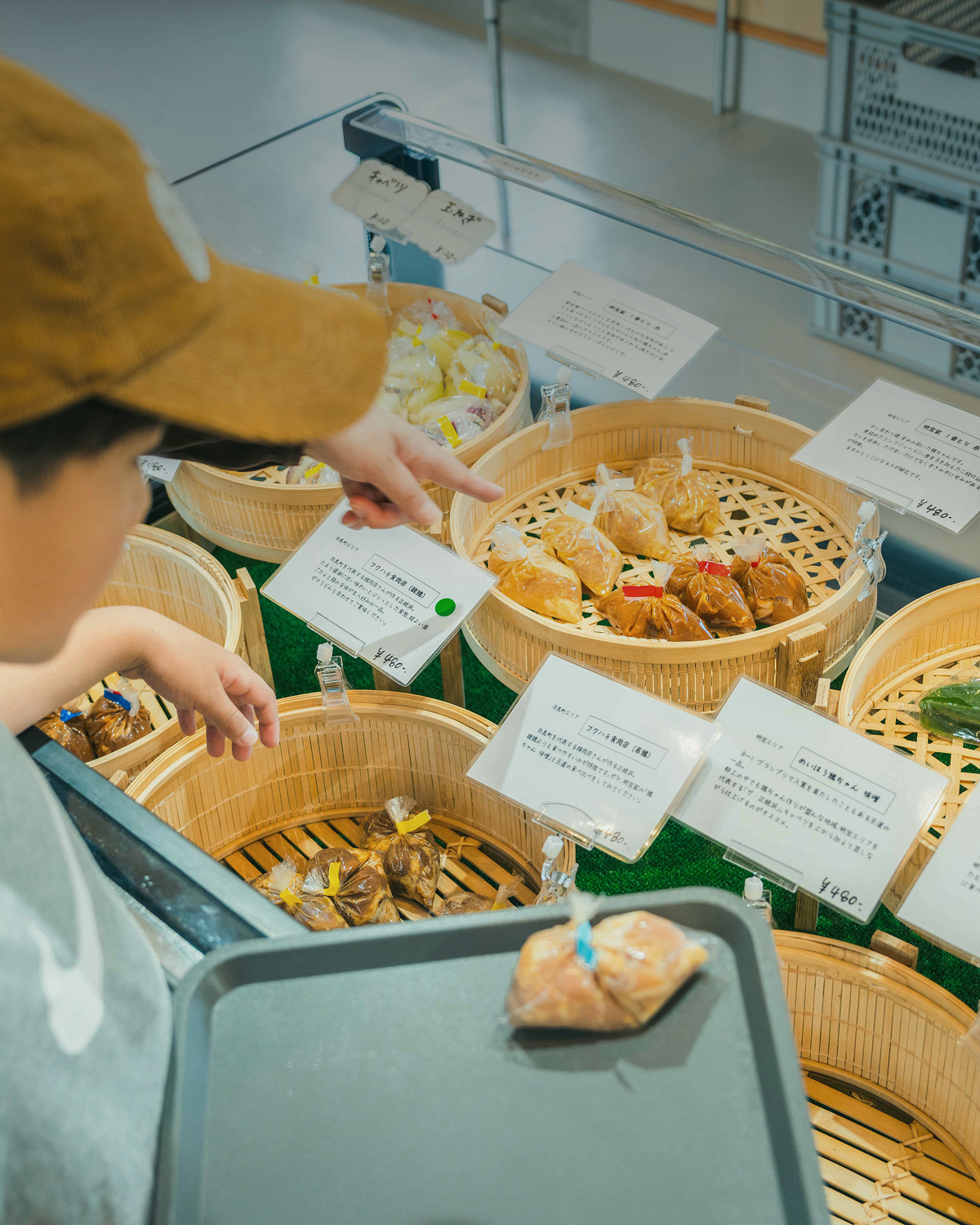 売り場で食材を選ぶ人たち