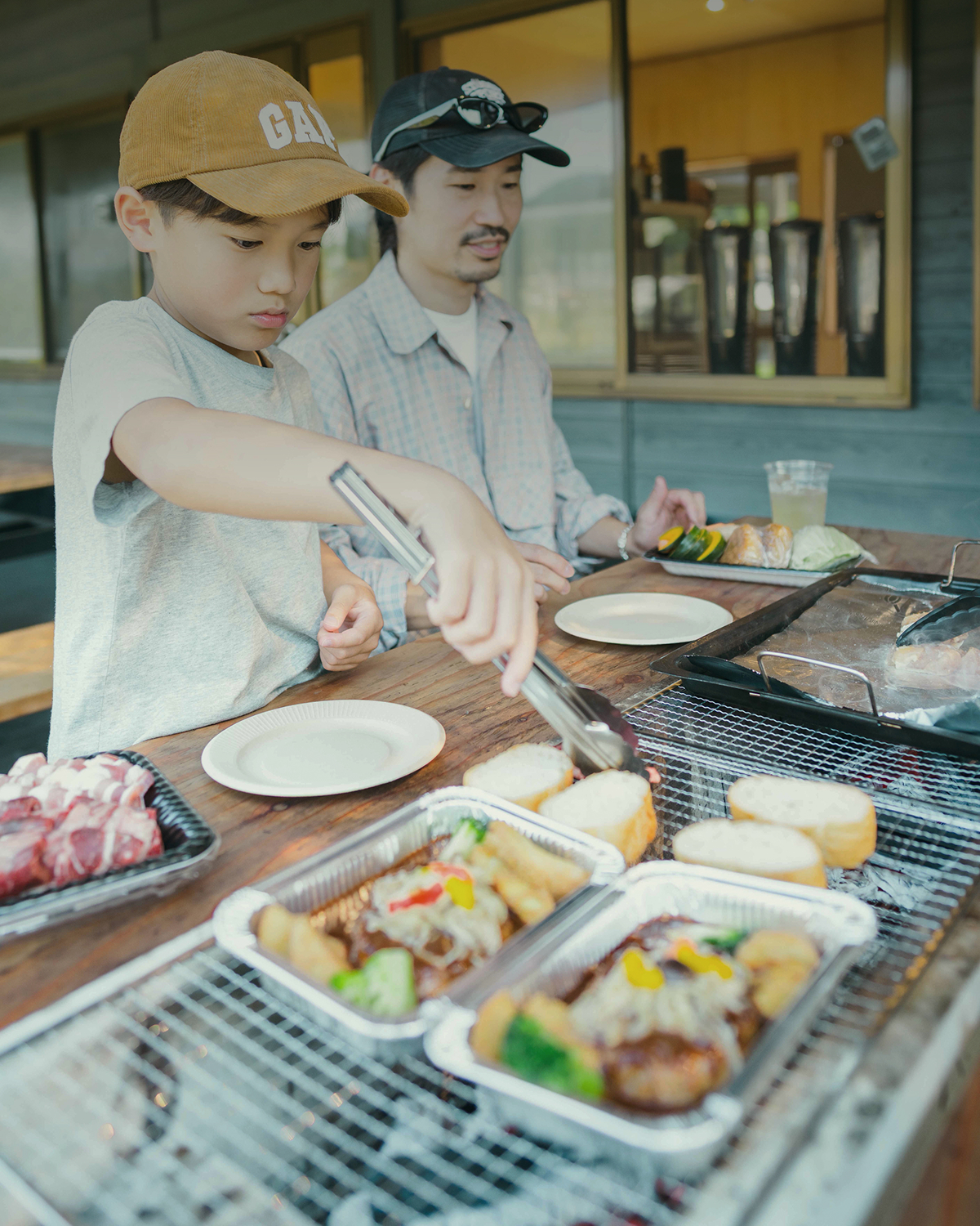 炭火の網で食材を焼く様子